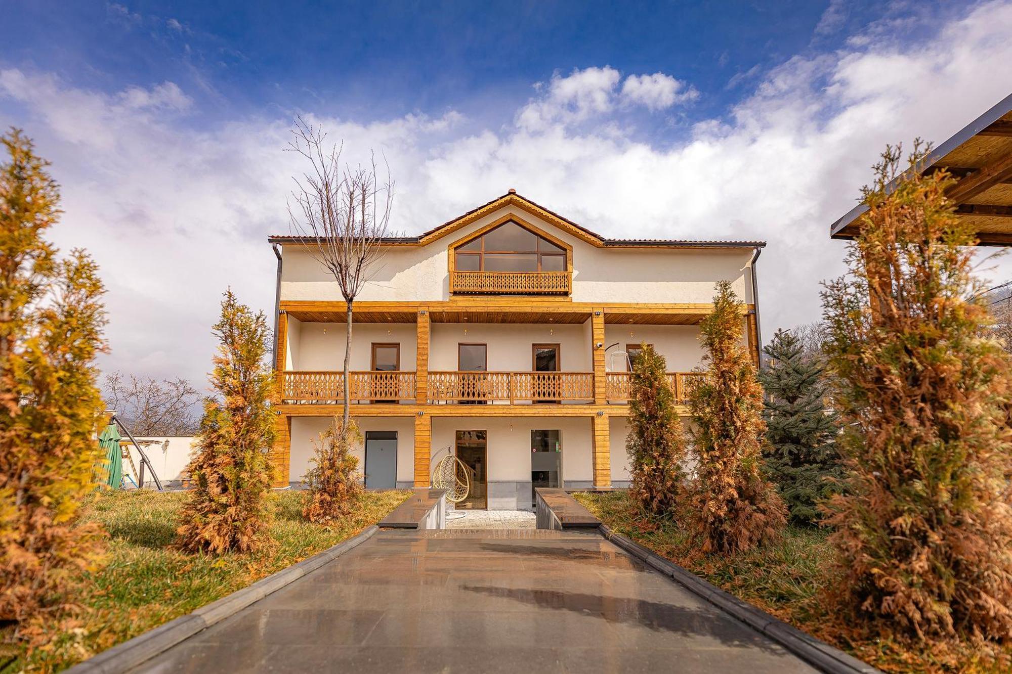 Taniqinn Dilijan Hotel Exterior foto
